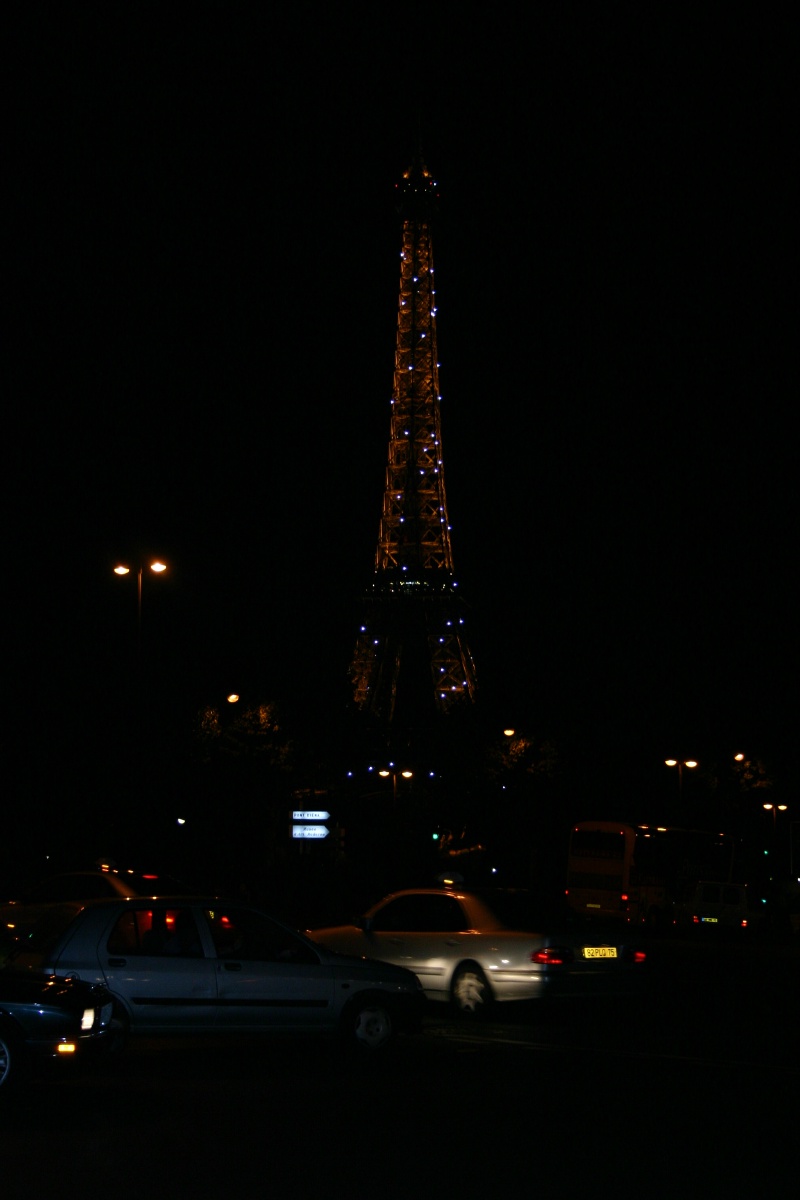 2005/09(September)/Paris/800x600_2005-09-13-Paris-41-Eiffel-Tower.JPG