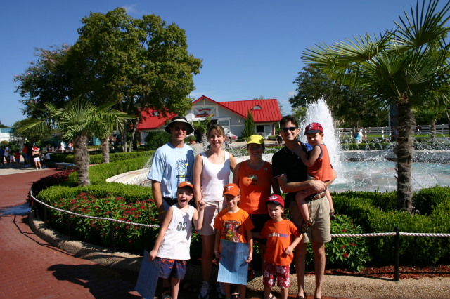 2005-09-18-Seaworld-with-Terhunes-010-Chance-Bryant-Travis-Suzi-Dax-Bryce-Bill-Vava.JPG