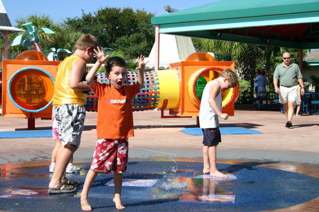 2005-09-18-Seaworld-with-Terhunes-035-Dax-Chance-Bryant.JPG