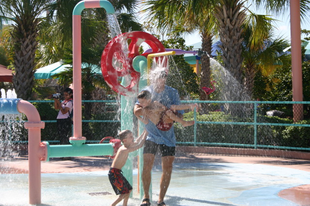 2005/09(September)/SeaWorld/640x480_2005-09-18-Seaworld-with-Terhunes-045-Travis-Chance-Dax.JPG