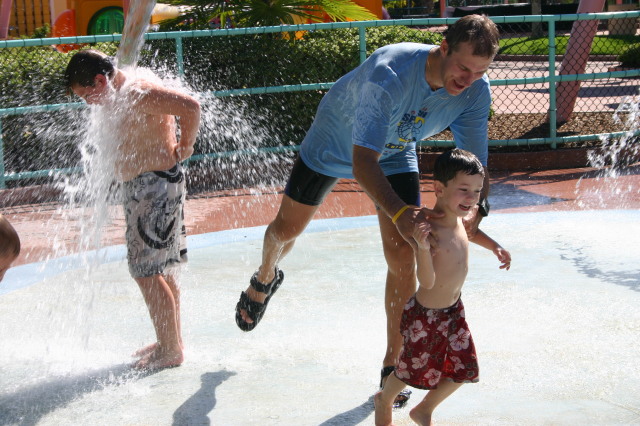 2005-09-18-Seaworld-with-Terhunes-051-Travis-Dax.JPG