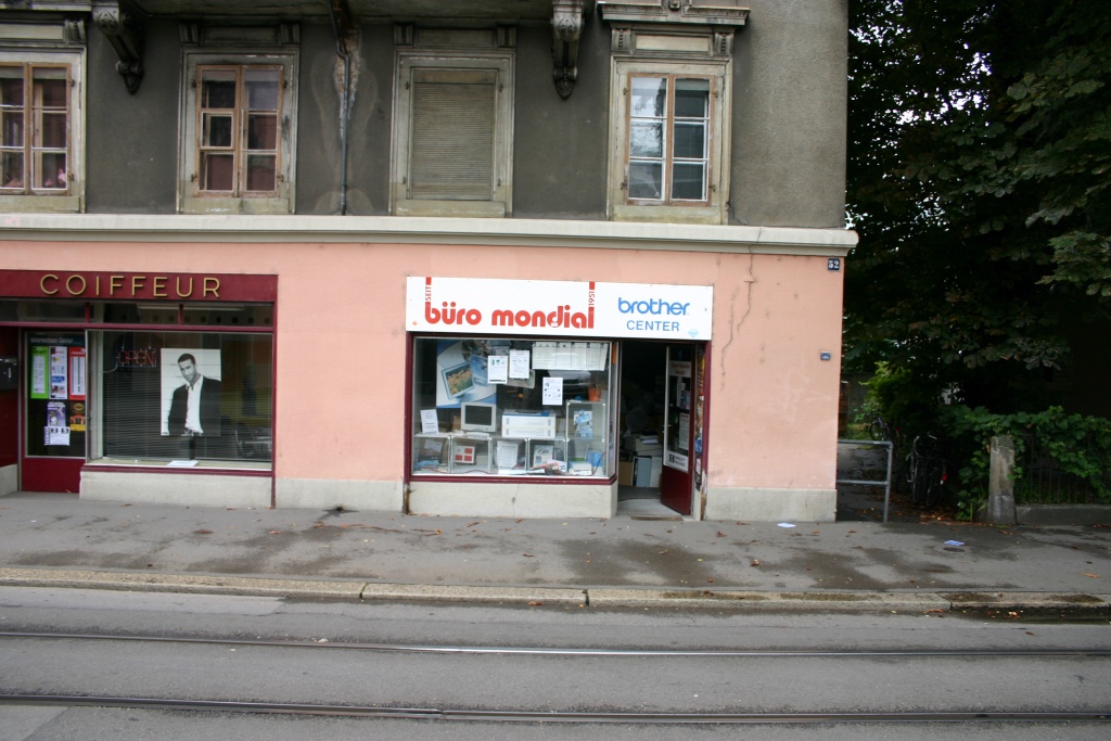 2005/09(September)/Zurich/1024x768_2005-09-12-Zurich-34-Store-that-was-open-on-shooting-boy-day.JPG