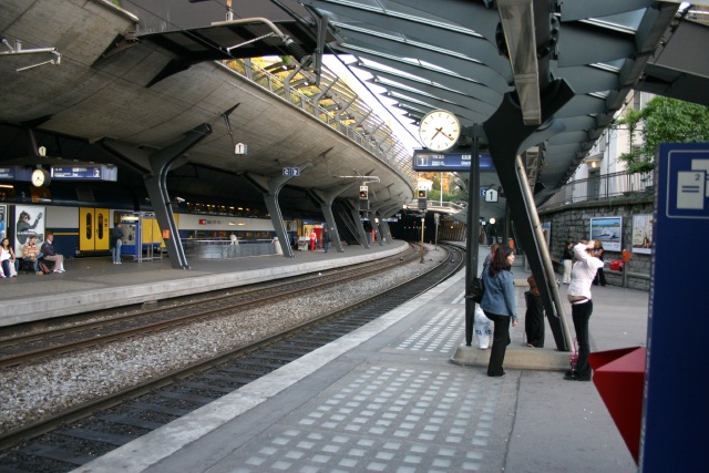 2005-09-12-Zurich-49-Train-Station.JPG