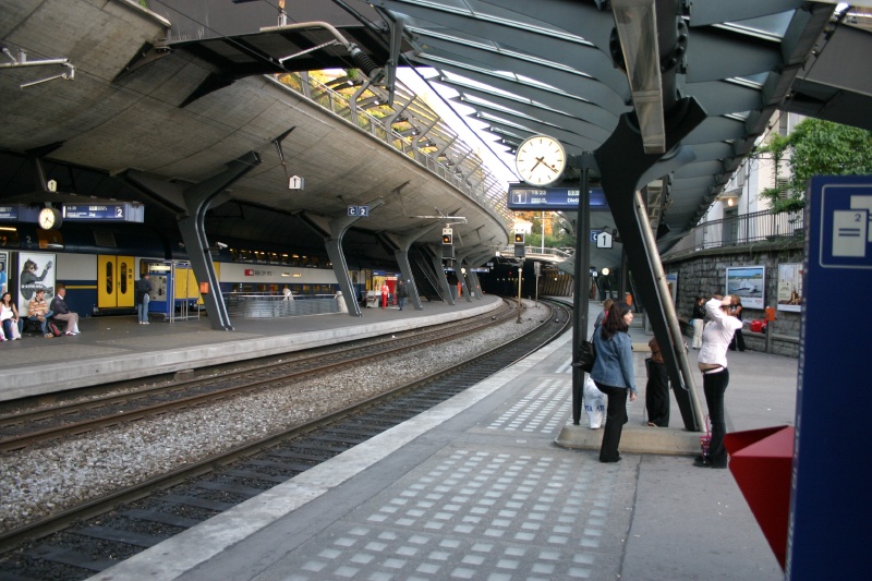 2005/09(September)/Zurich/800x600_2005-09-12-Zurich-49-Train-Station.JPG