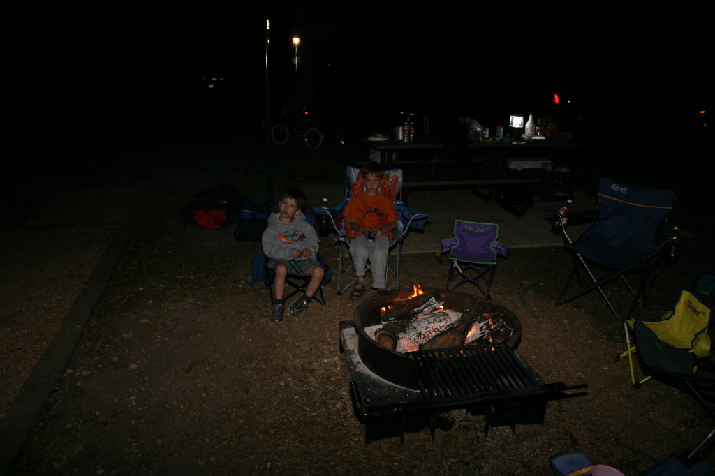 2005/10(October)/Camping-Berry-Springs/1024x768_2005-10-29-Camping-14-Berry-Springs-campfire-Dax-Chance.JPG
