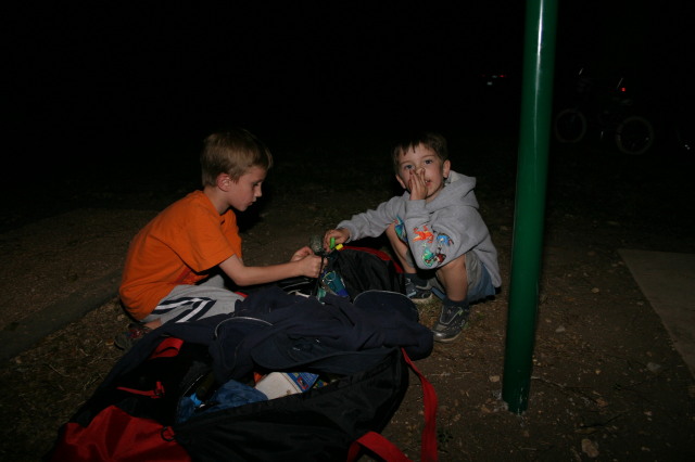 2005/10(October)/Camping-Berry-Springs/640x480_2005-10-29-Camping-11-Berry-Springs-campfire-Dax-Chance.JPG