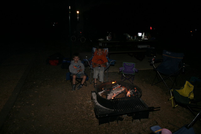 2005/10(October)/Camping-Berry-Springs/640x480_2005-10-29-Camping-12-Berry-Springs-campfire-Dax-Chance.JPG