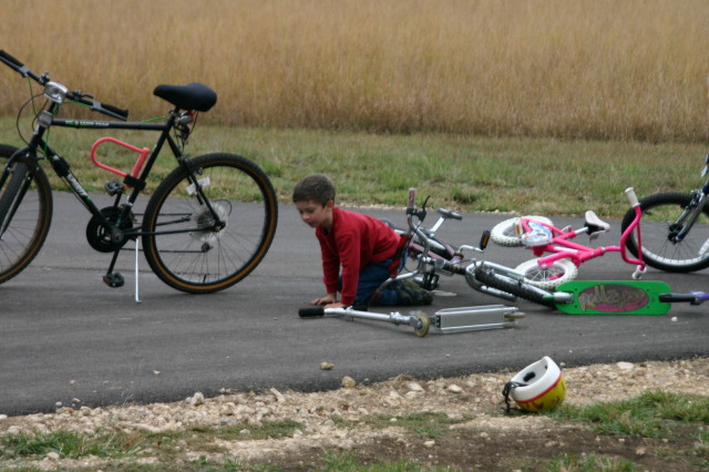 2005-10-30-Camping-06-Berry-Springs-biking-Dax.JPG