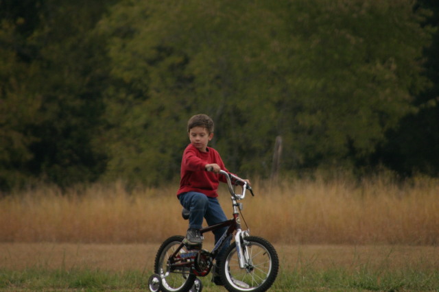 2005-10-30-Camping-11-Berry-Springs-biking-Dax.JPG