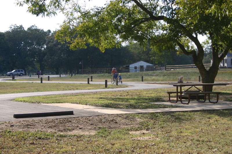 2005/10(October)/Camping-Berry-Springs/800x600_2005-10-29-Camping-05-Berry-Springs-biking-Dax-Travis.JPG