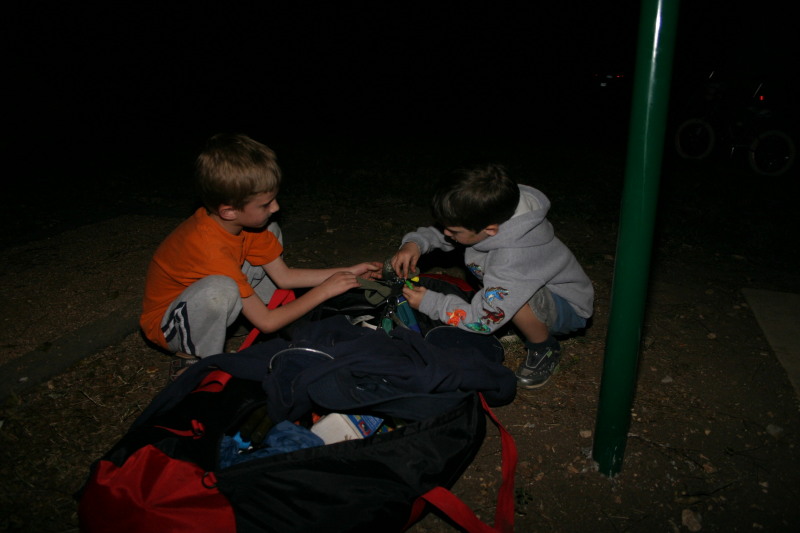 2005/10(October)/Camping-Berry-Springs/800x600_2005-10-29-Camping-10-Berry-Springs-campfire-Dax-Chance.JPG