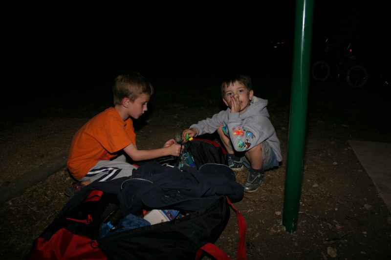 2005/10(October)/Camping-Berry-Springs/800x600_2005-10-29-Camping-11-Berry-Springs-campfire-Dax-Chance.JPG
