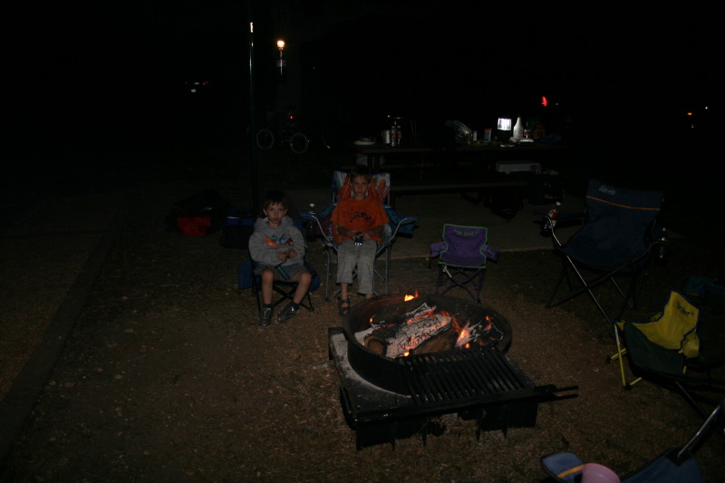 2005/10(October)/Camping-Berry-Springs/800x600_2005-10-29-Camping-12-Berry-Springs-campfire-Dax-Chance.JPG