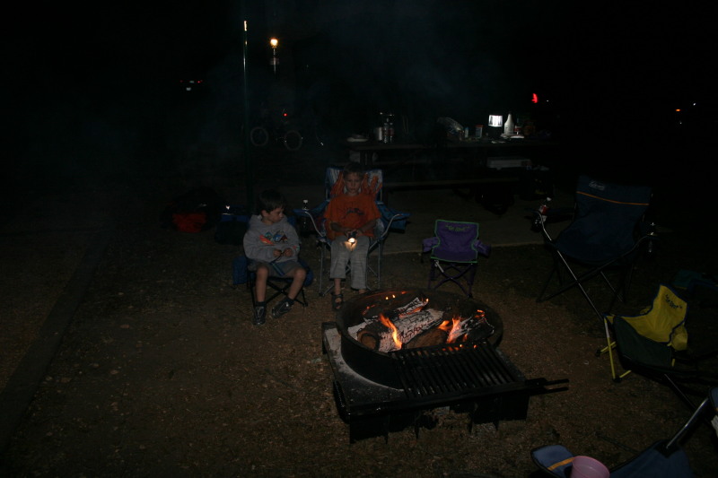 2005/10(October)/Camping-Berry-Springs/800x600_2005-10-29-Camping-13-Berry-Springs-campfire-Dax-Chance.JPG