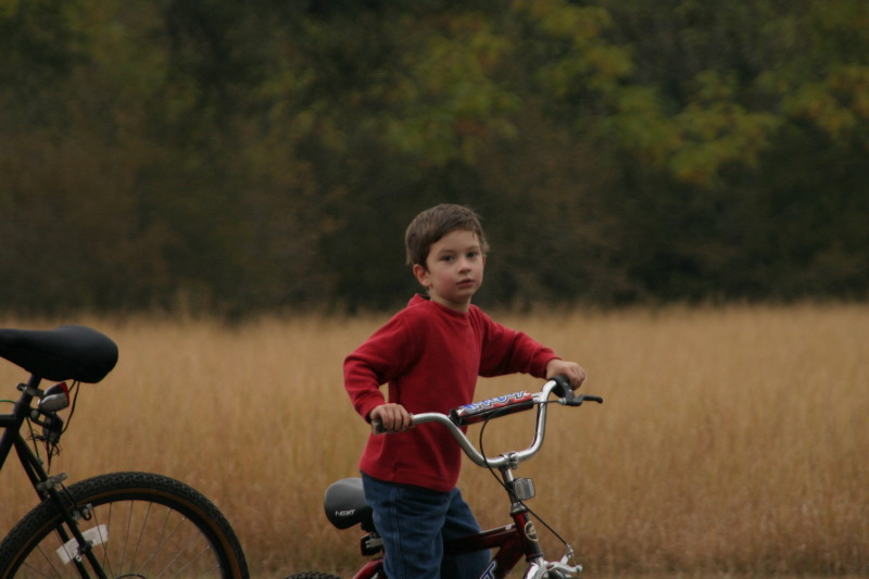 2005/10(October)/Camping-Berry-Springs/800x600_2005-10-30-Camping-16-Berry-Springs-biking-Dax.JPG