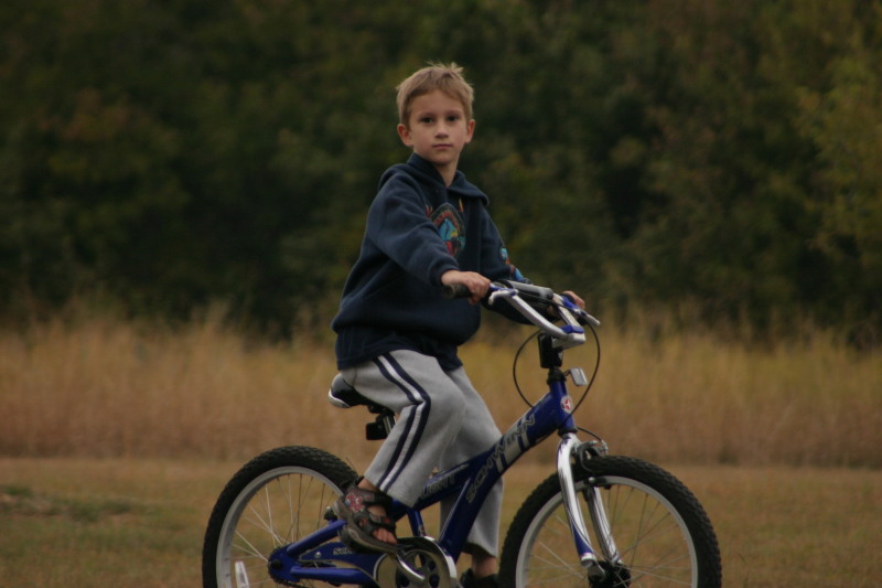 2005/10(October)/Camping-Berry-Springs/800x600_2005-10-30-Camping-21-Berry-Springs-biking-Chance.JPG