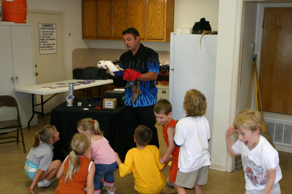 2005/10(October)/Chance-6th-Bday/1024x768_2005-10-02-Chance-6th-Bday-33-Magician.JPG