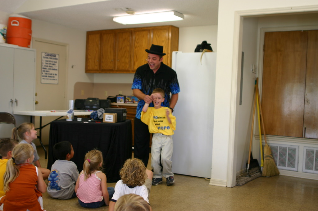 2005/10(October)/Chance-6th-Bday/1024x768_2005-10-02-Chance-6th-Bday-34-Magician.JPG