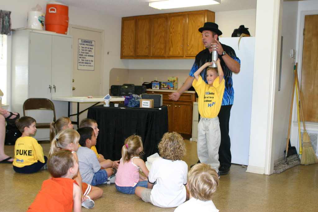 2005/10(October)/Chance-6th-Bday/1024x768_2005-10-02-Chance-6th-Bday-37-Magician.JPG
