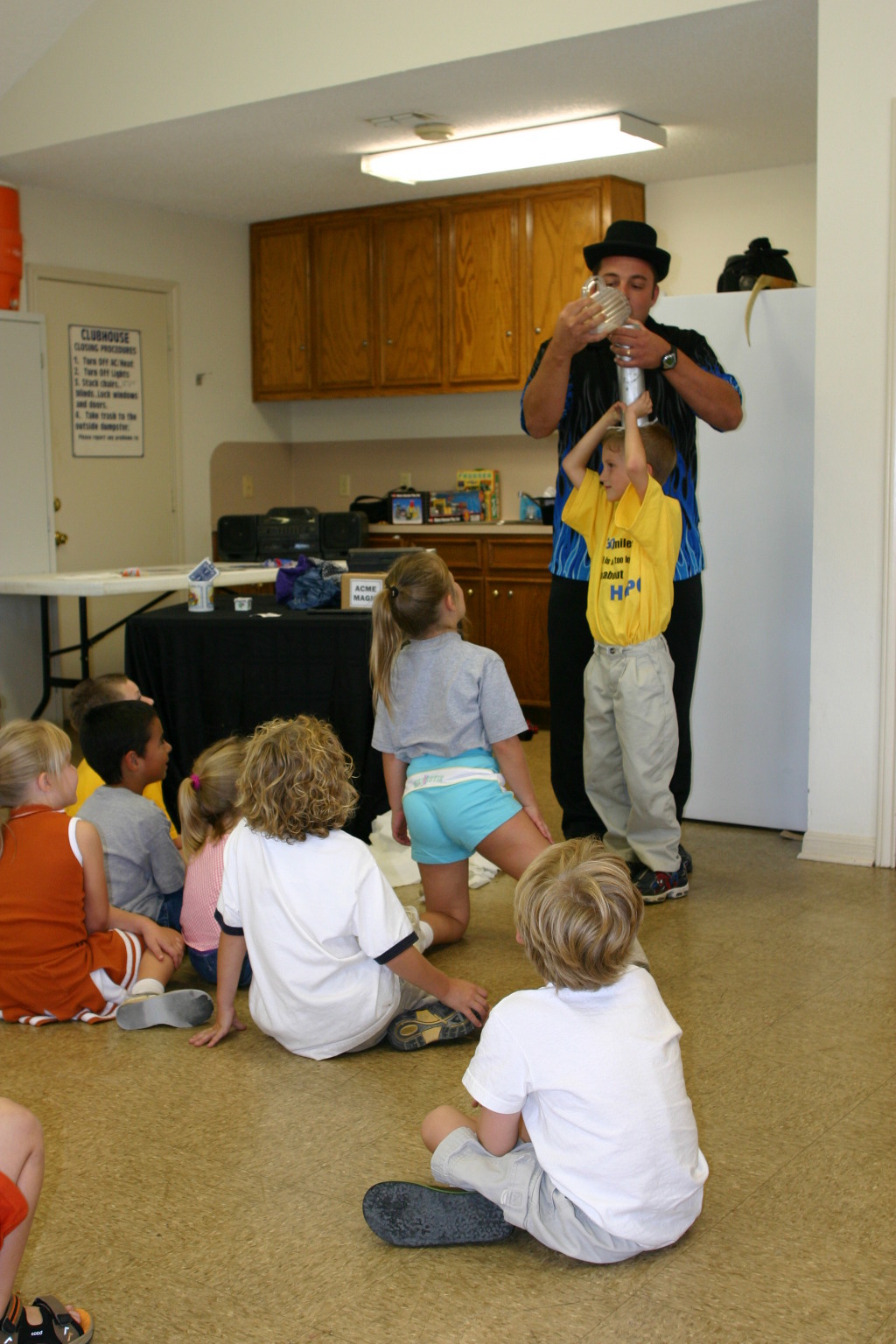 2005/10(October)/Chance-6th-Bday/1024x768_2005-10-02-Chance-6th-Bday-40-Magician.JPG