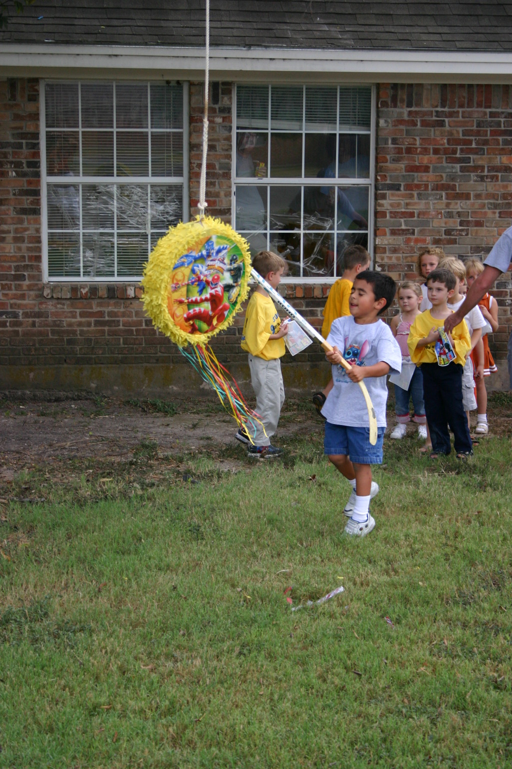 2005/10(October)/Chance-6th-Bday/1024x768_2005-10-02-Chance-6th-Bday-59-pinata.JPG