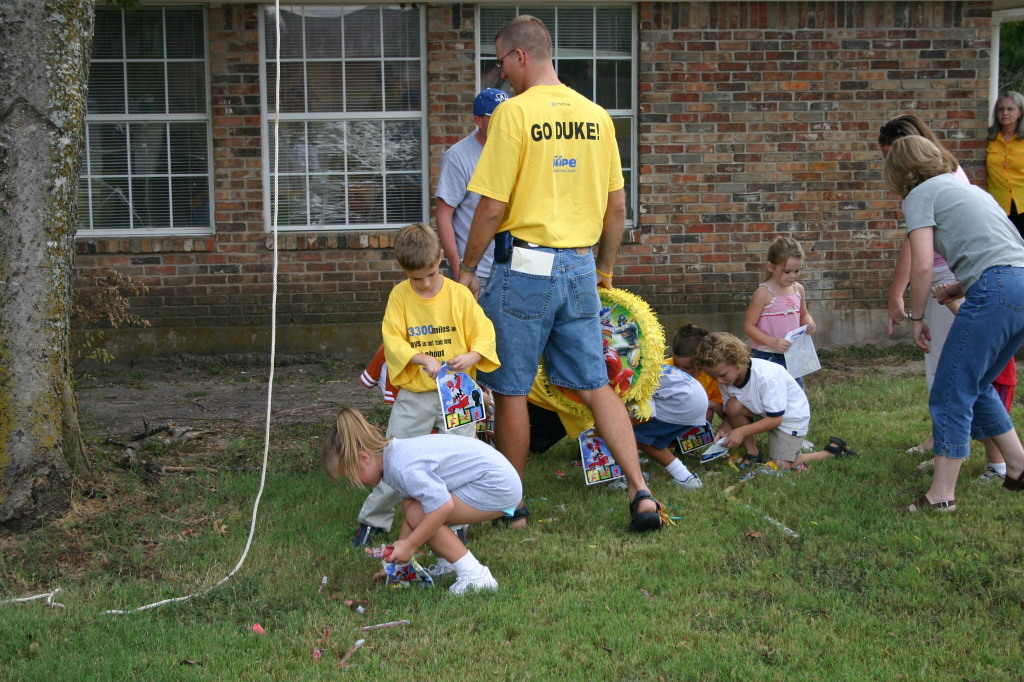 2005-10-02-Chance-6th-Bday-60-pinata.JPG