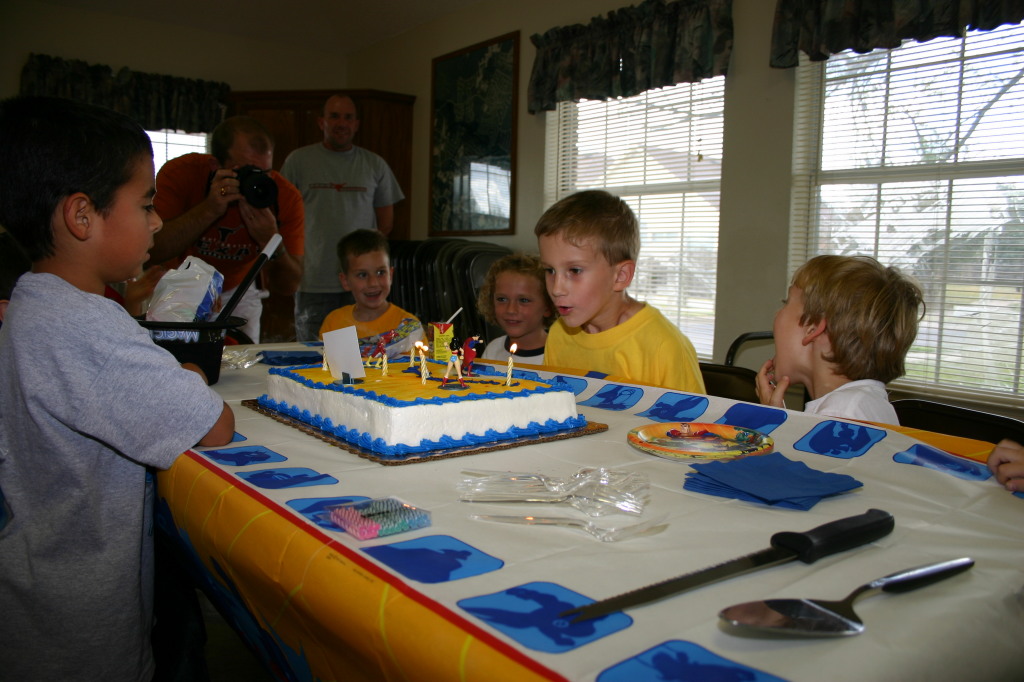 2005/10(October)/Chance-6th-Bday/1024x768_2005-10-02-Chance-6th-Bday-68-cake-time.JPG