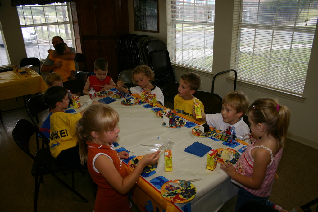 2005/10(October)/Chance-6th-Bday/1024x768_2005-10-02-Chance-6th-Bday-71-cake-time.JPG