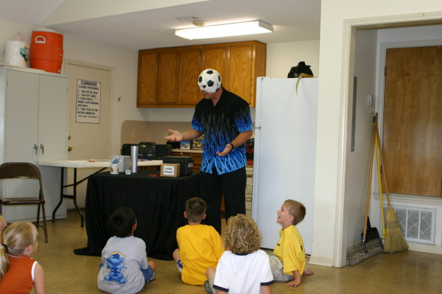 2005-10-02-Chance-6th-Bday-26-Magician.JPG