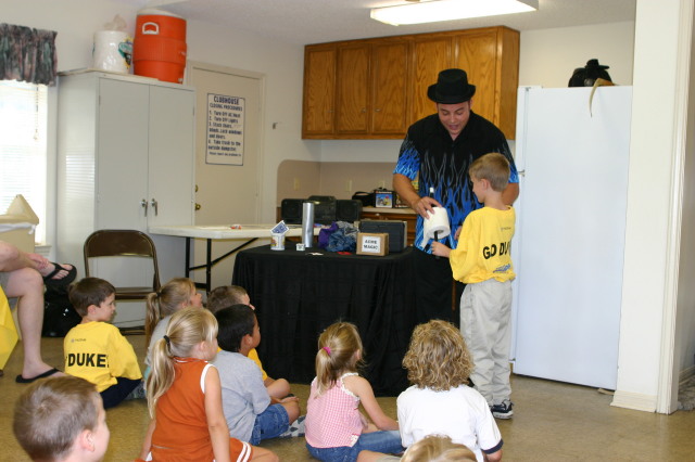 2005/10(October)/Chance-6th-Bday/640x480_2005-10-02-Chance-6th-Bday-36-Magician.JPG