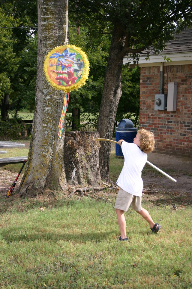 2005/10(October)/Chance-6th-Bday/640x480_2005-10-02-Chance-6th-Bday-56-pinata-Vale.JPG