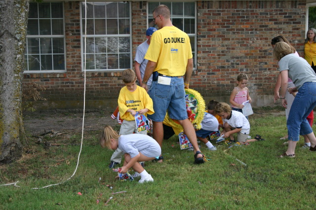 2005-10-02-Chance-6th-Bday-60-pinata.JPG