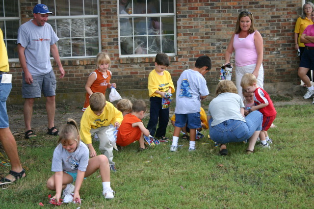 2005-10-02-Chance-6th-Bday-61-pinata.JPG