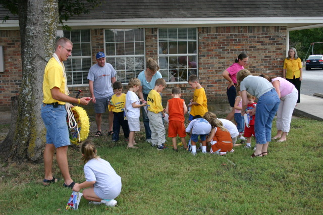 2005-10-02-Chance-6th-Bday-62-pinata.JPG