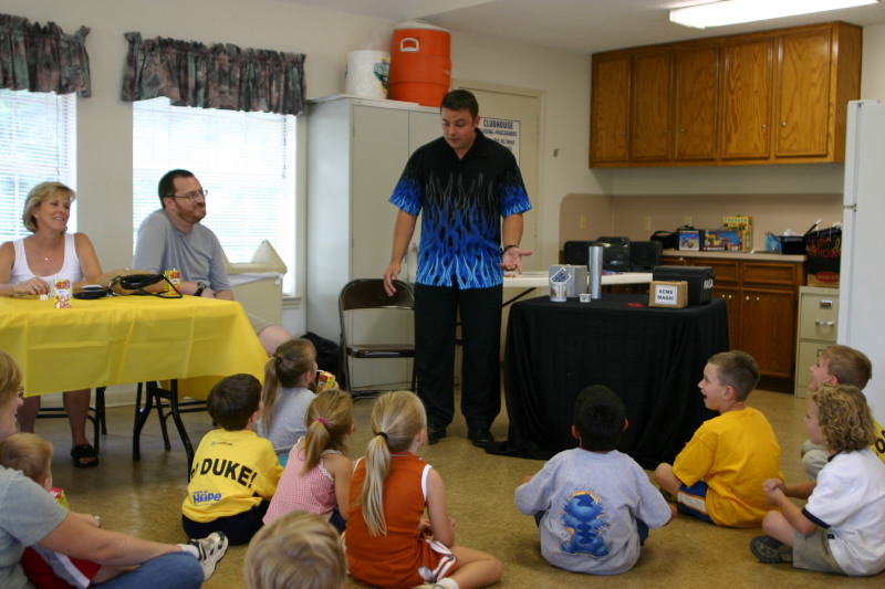 2005/10(October)/Chance-6th-Bday/800x600_2005-10-02-Chance-6th-Bday-24-Magician.JPG