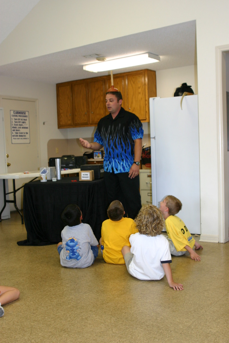 2005/10(October)/Chance-6th-Bday/800x600_2005-10-02-Chance-6th-Bday-27-Magician.JPG
