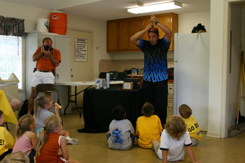 2005/10(October)/Chance-6th-Bday/800x600_2005-10-02-Chance-6th-Bday-28-Magician.JPG
