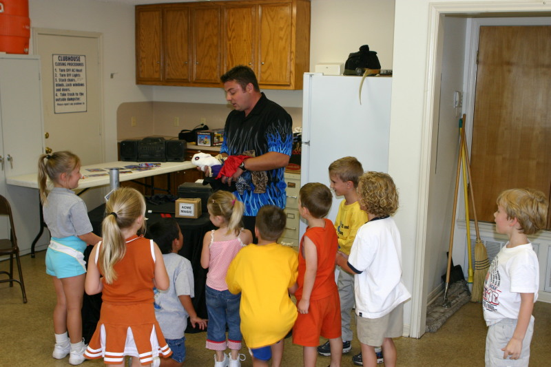 2005/10(October)/Chance-6th-Bday/800x600_2005-10-02-Chance-6th-Bday-32-Magician.JPG