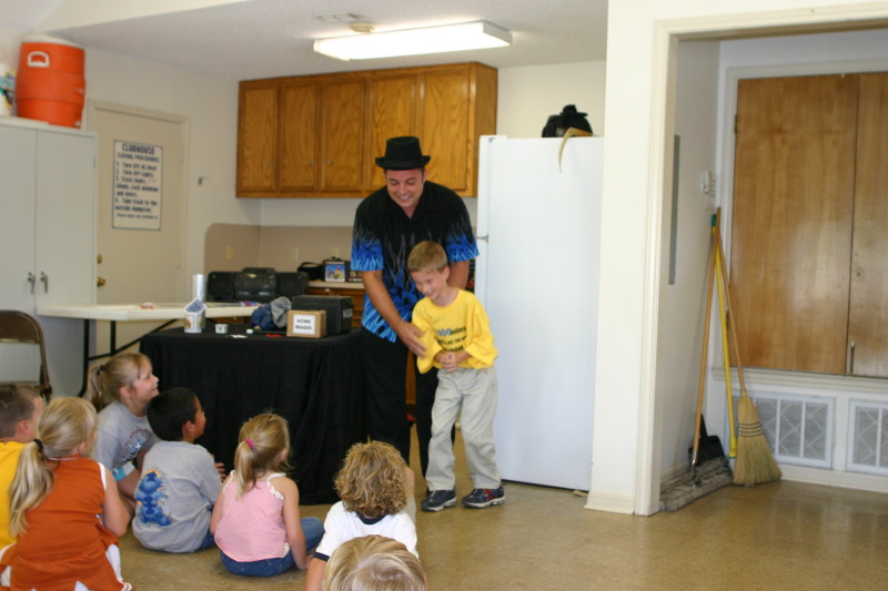 2005/10(October)/Chance-6th-Bday/800x600_2005-10-02-Chance-6th-Bday-35-Magician.JPG