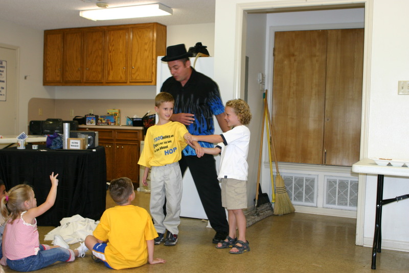 2005/10(October)/Chance-6th-Bday/800x600_2005-10-02-Chance-6th-Bday-41-Magician.JPG