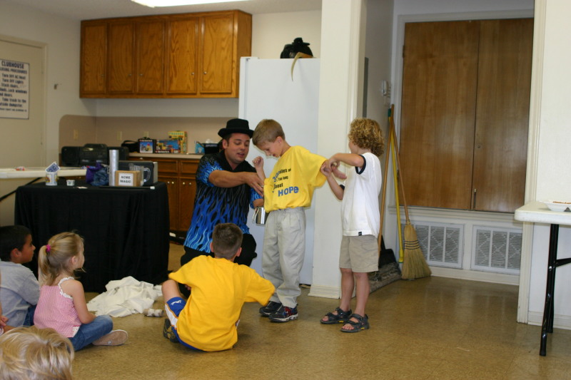 2005/10(October)/Chance-6th-Bday/800x600_2005-10-02-Chance-6th-Bday-42-Magician.JPG