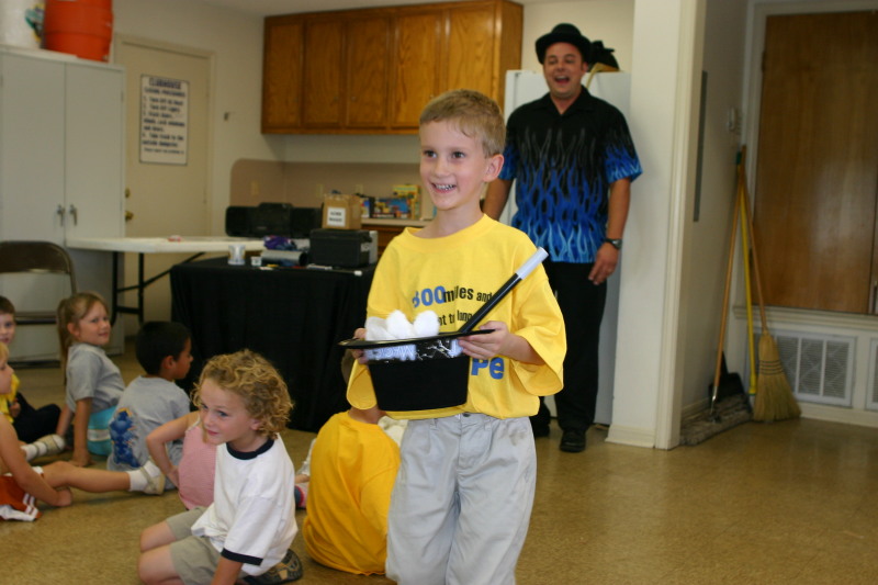 2005/10(October)/Chance-6th-Bday/800x600_2005-10-02-Chance-6th-Bday-49-Magician.JPG