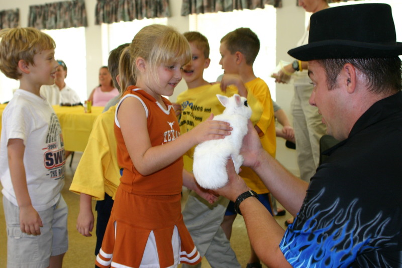 2005/10(October)/Chance-6th-Bday/800x600_2005-10-02-Chance-6th-Bday-52-Magician.JPG