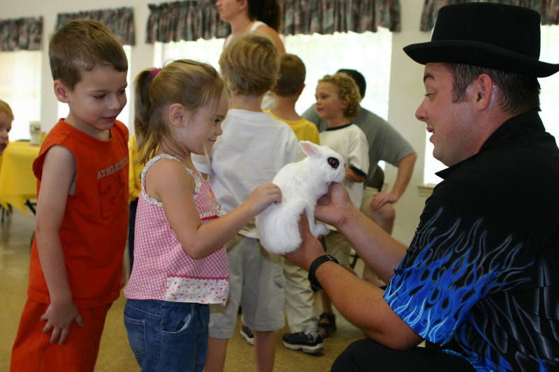 2005/10(October)/Chance-6th-Bday/800x600_2005-10-02-Chance-6th-Bday-55-Magician.JPG