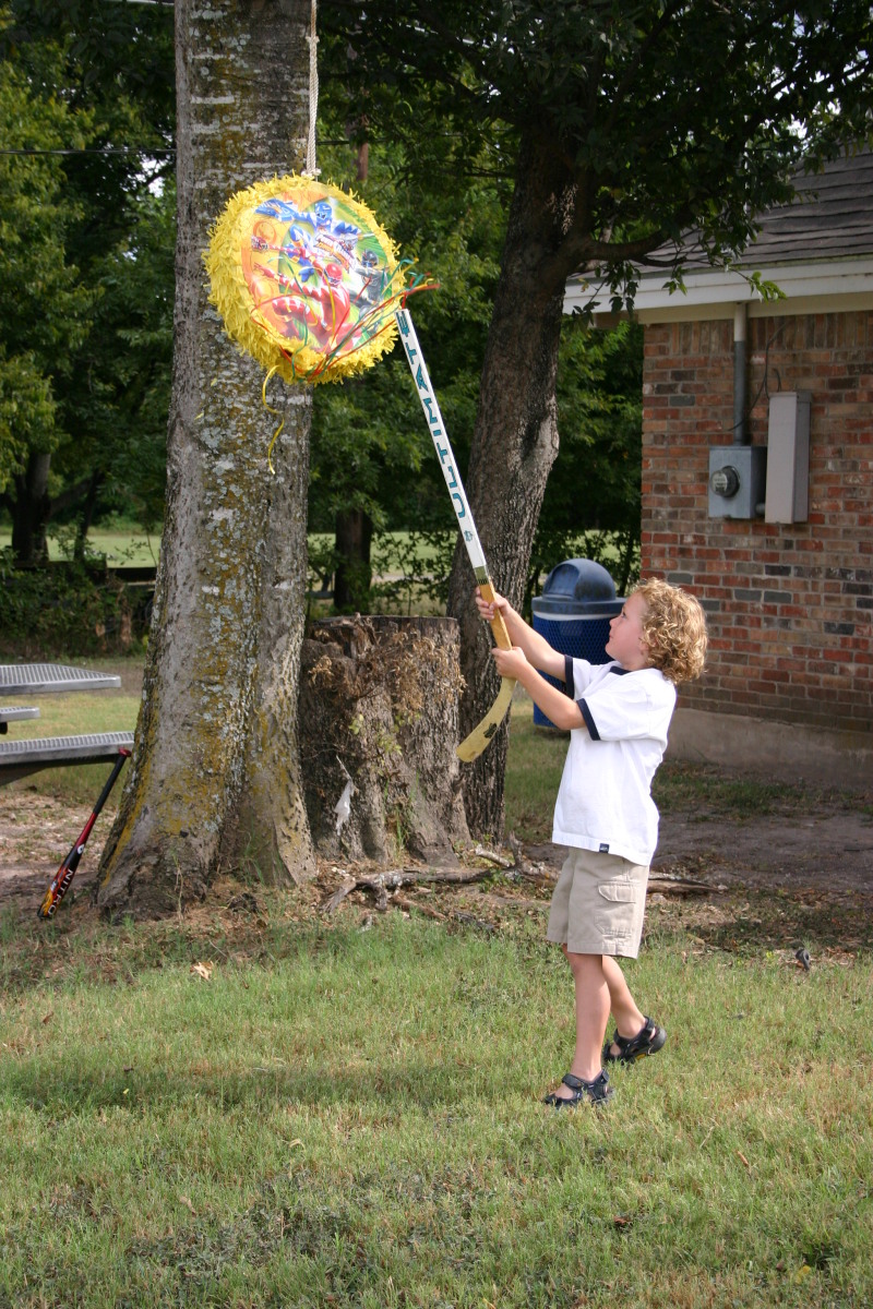2005/10(October)/Chance-6th-Bday/800x600_2005-10-02-Chance-6th-Bday-57-pinata-Vale.JPG