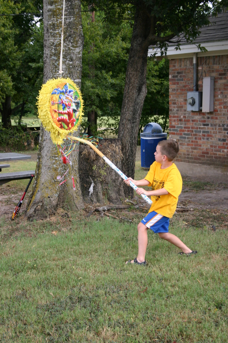 2005/10(October)/Chance-6th-Bday/800x600_2005-10-02-Chance-6th-Bday-58-pinata-Matthew.JPG
