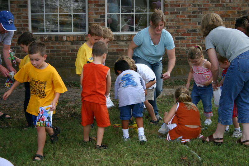 2005-10-02-Chance-6th-Bday-63-pinata.JPG
