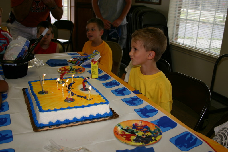 2005/10(October)/Chance-6th-Bday/800x600_2005-10-02-Chance-6th-Bday-64-cake-time.JPG