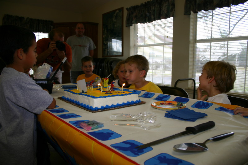 2005/10(October)/Chance-6th-Bday/800x600_2005-10-02-Chance-6th-Bday-67-cake-time.JPG