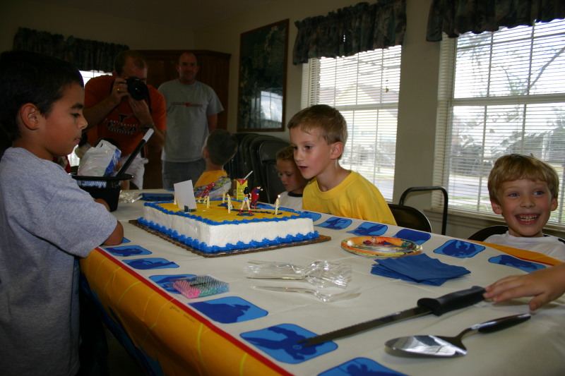 2005/10(October)/Chance-6th-Bday/800x600_2005-10-02-Chance-6th-Bday-70-cake-time.JPG